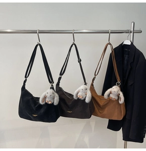 Tres grandes bolsos hobo en negro y marrón con lindos colgantes de conejo
