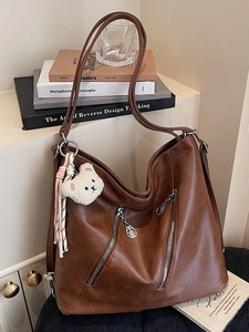 Sac Fourre-Tout en Cuir PU Vintage pour Femmes Grande Capacité Sac à Dos à Bandoulière Multifonction avec Pendentif Ours