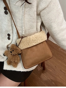 Bolso bandolera de ante marrón con ribete de forro polar beige y un colgante de oso suave