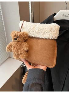 Bolso cubo de ante marrón con ribete de piel sintética blanca y colgante de oso de peluche