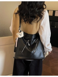 Grand sac cabas noir pour femme en similicuir avec zips et breloque ours en peluche