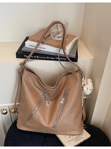Sac fourre-tout en similicuir marron avec zips parallèles et breloque ourson