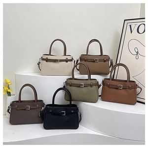 Sacs bandoulière élégants en plusieurs couleurs exposés sur un podium de mode