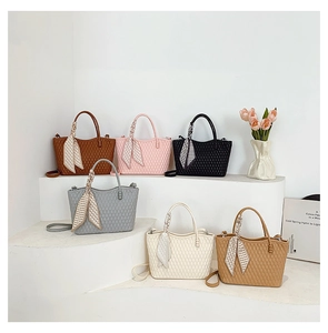 Elegantes bolsos bandolera acolchados en varios colores con pañuelos de seda decorativos