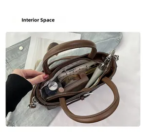 Vue intérieure du sac en cuir marron montrant l'espace de rangement pour les cosmétiques