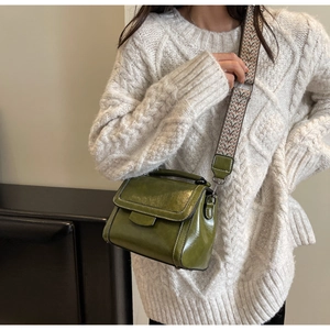 Detail der dunkelgrünen Vintage-Schultertasche mit gewebtem Riemen im Ethno-Muster-Stil