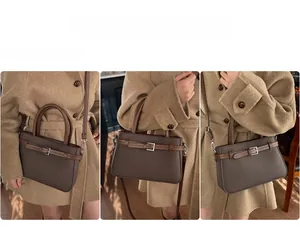 Détail du mannequin portant un sac bandoulière en cuir marron avec boucle argentée