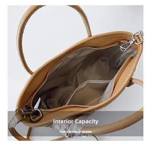 Vista superior del bolso camel con forro de espiga y bolsillo interior con cremallera