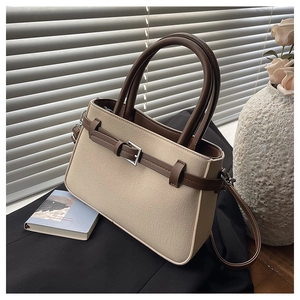 Détail de sac à main rétro tissé beige avec garniture en cuir marron et boucle argentée
