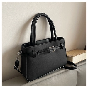 Détail du sac cabas noir en similicuir avec boucle argentée et texture grainée fine