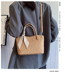 Bolso acolchado color caqui con cuentas de madera y pañuelo de seda en el asa
