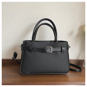 Détail du sac cabas noir avec boucle argentée sur bois et bandoulière réglable