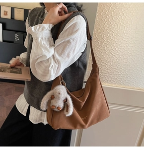 Bolso hobo marrón en cuero mate con detalle de amuleto de conejo de peluche suave