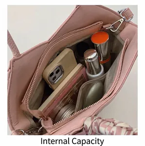 Vue intérieure du sac fourre-tout rose montrant le compartiment spacieux et la poche