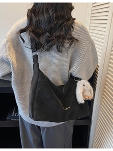 Bolso hobo retro negro de gran tamaño con colgante de conejo para otoño e invierno