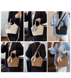 Mannequin portant des sacs cabas matelassés en blanc, noir et marron pour le quotidien
