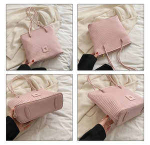 Vues détaillées du sac fourre-tout plissé rose montrant les textures et la base renforcée