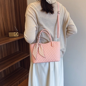 Bolso bandolera rosa acolchado con pañuelo de seda decorativo en el modelo