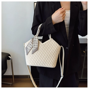 Détail du sac cabas matelassé blanc cassé avec foulard pied-de-poule sur l'anse