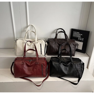 Vue détaillée de sacs de sport de luxe en blanc, marron, bordeaux et noir en cuir