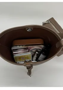 Vista interna della borsa a secchiello in pelle marrone con grande capacità e pochette