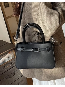 Sac à main bandoulière minimaliste en cuir noir avec boucle argentée et sangle
