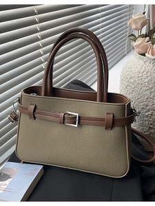 Sac cabas en toile vert olive avec garniture en cuir marron dans un décor élégant