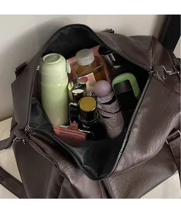 Vue de dessus du grand sac de fitness en similicuir marron montrant sa grande capacité interne