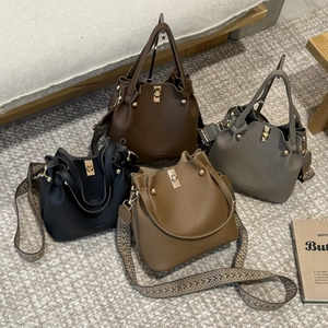 Retro bucket tote bags in four colors with vintage jacquard wide shoulder straps