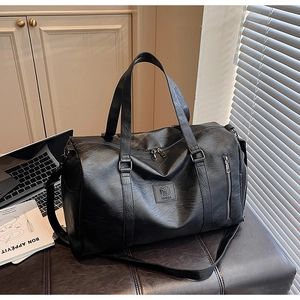 Détail du sac de sport en cuir noir avec logo NINGJIA gaufré et poche latérale zippée