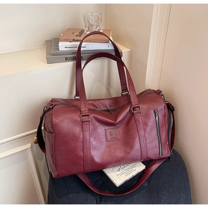 Détail du sac de sport en cuir PU bordeaux avec bandoulière réglable et fermetures éclair