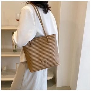 Détail du sac cabas plissé kaki avec textures verticales et longues bandoulières
