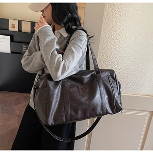 Détails du sac de sport en cuir PU marron foncé avec poignées et bandoulière réglable