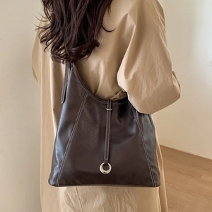 Sac cabas marron avec coutures contrastées blanches et anneau argenté pour usage quotidien