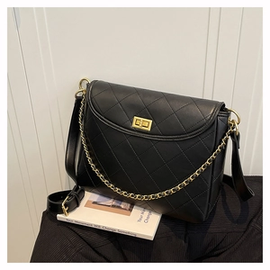 Nahaufnahme der schwarzen Steppledertasche mit goldener Hardware und Kettenriemen
