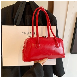 Detail of red glossy Boston bag with double zippers and minimalist SHIYUBAO engraving