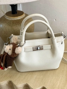 Fashion Women Lychee Pattern PU Leather Bucket Bag With Plush Teddy Bear Charm Metal Lock Crossbody Shoulder Bag Handbag