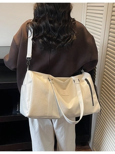 Grand sac de sport blanc en cuir pour voyage porté en bandoulière avec sangle réglable