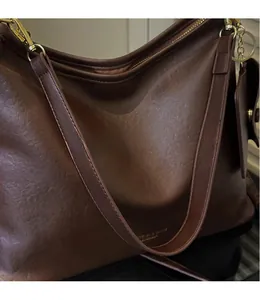 Dettaglio borsa hobo in pelle testa di moro con tracolla larga e dettagli in oro