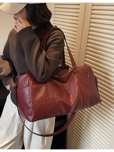 Grand sac de voyage bordeaux en cuir avec bandoulière et poche latérale zippée