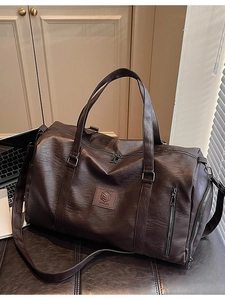 Sac de voyage fitness marron foncé en similicuir avec grande capacité et bandoulière