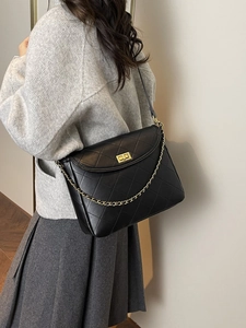 Klassische schwarze Stepptasche mit goldener Kette und Drehverschluss für Damen