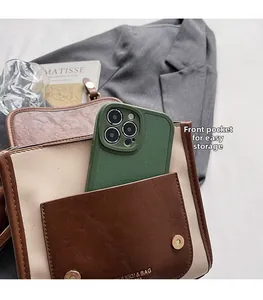 Bolsillo delantero de mochila retro bicolor con espacio para guardar un móvil