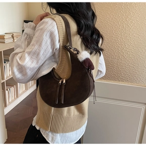 Borsa a spalla a mezzaluna marrone scuro con ciondolo a pompon e doppia cerniera lampo