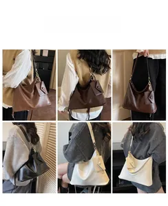 Cinque borse tote minimaliste in vari colori con pochette coordinate indossate dai modelli