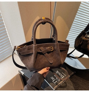 Detailaufnahme der braunen Stepp-Beuteltasche aus Wildleder-Imitat mit runden Griffen