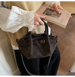 Detail der Vintage-Eimertasche mit Rautensteppung und Retro-Metallbeschlägen