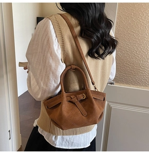 Sac seau vintage marron avec surpiqûres en losanges et détail de boucle en métal