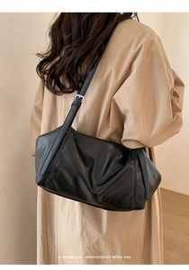 Vue latérale détaillée du sac bandoulière plissé noir minimaliste avec boucle argentée réglable