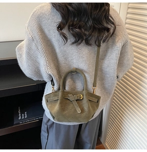 Detail der olivgrünen gesteppten Wildleder-Eimertasche mit goldenen Metallelementen